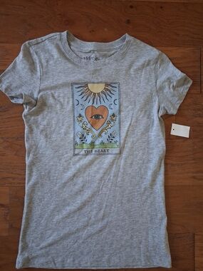 Aeropostale Gray Short Sleeve Tee with Graphic Heart Card
